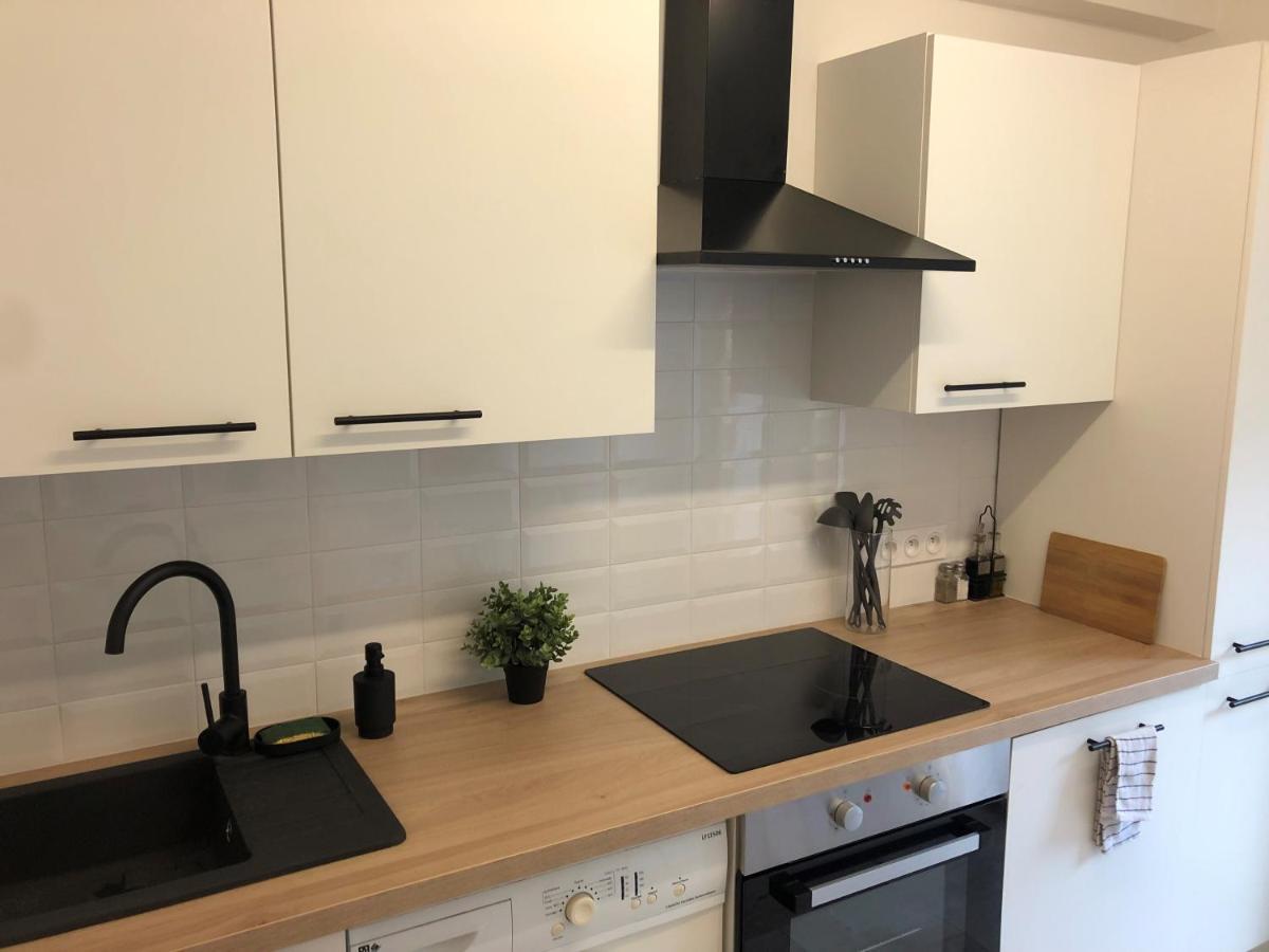 Comfortable With Parking - Riviera Apartment *