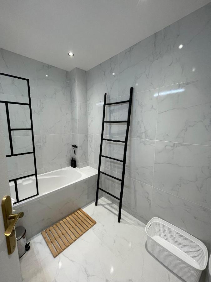 Comfortable With Parking - Riviera Apartment Antibes
